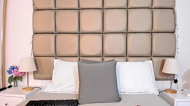 MiaMillers1 online show from 22, 12, 2025