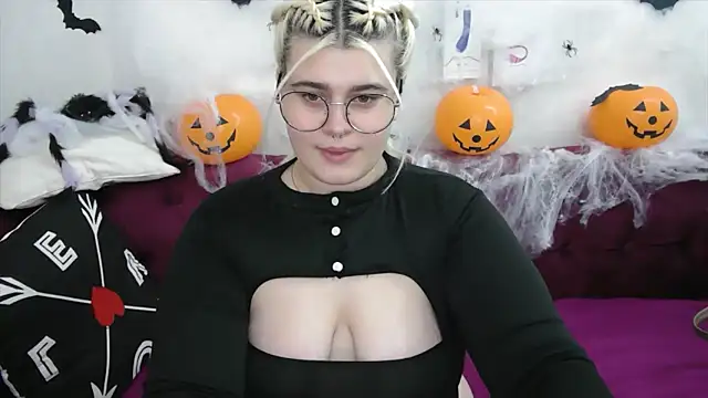 Snapshot of Amber_Monro chatting on 21, 10, 2025 Amber Monro online show from 21, 10, 2025