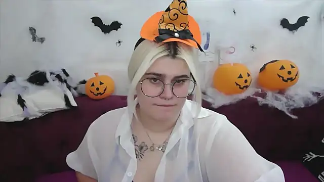 Snapshot of Amber_Monro chatting on 29, 10, 2025 Amber Monro online show from 29, 10, 2025