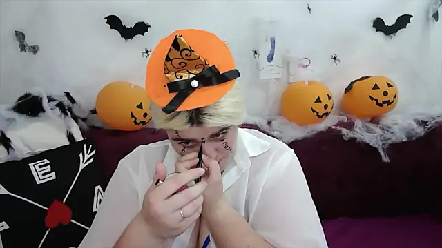 Snapshot of Amber_Monro chatting on 30, 10, 2025 Amber Monro online show from 30, 10, 2025