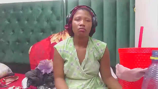 BUNNYCHOWX28 online show from 18, 2, 2026