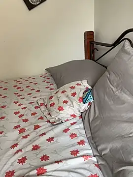 Thegirlofthe1000counts online show from 18, 9, 2025