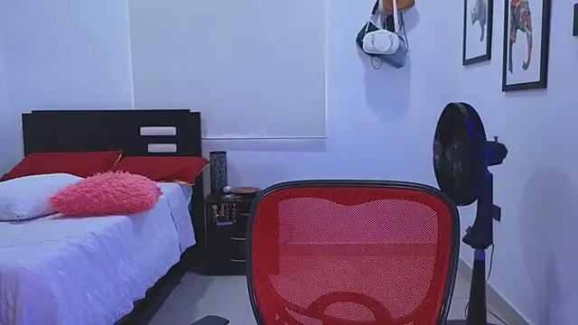 Snapshot of EmilyKisx chatting on 7, 10, 2025 EmilyKisx online show from 7, 10, 2025