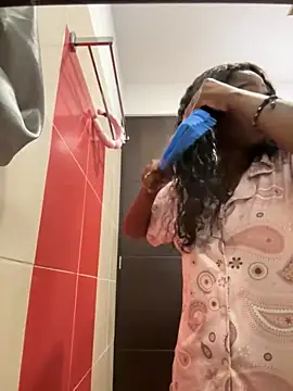 Snapshot of EmilyKisx chatting on 8, 10, 2025 EmilyKisx online show from 8, 10, 2025