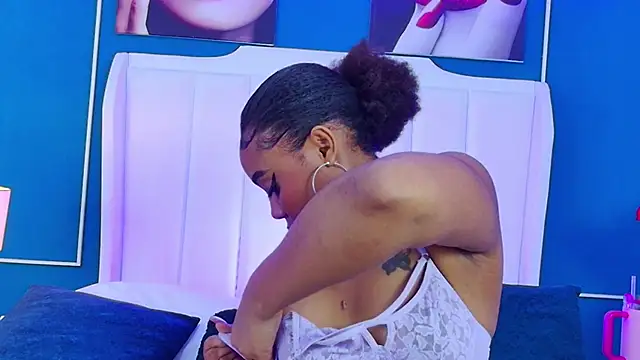 Snapshot of AngelaRoberts chatting on 22, 10, 2025 AngelaRoberts online show from 22, 10, 2025