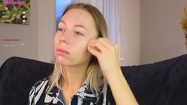 Snapshot of NyxaThorn chatting on 10, 10, 2025 NyxaThorn online show from 10, 10, 2025