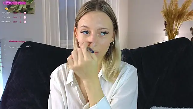 Snapshot of NyxaThorn chatting on 20, 10, 2025 NyxaThorn online show from 20, 10, 2025