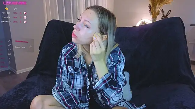 Snapshot of NyxaThorn chatting on 25, 10, 2025 NyxaThorn online show from 25, 10, 2025