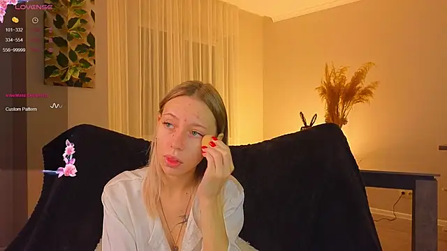 Snapshot of NyxaThorn chatting on 14, 11, 2025 NyxaThorn online show from 14, 11, 2025