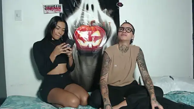 Snapshot of ParisAndVi chatting on 29, 10, 2025 ParisAndVi online show from 29, 10, 2025