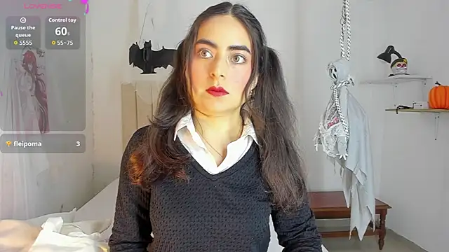 sashaa petit online show from 25, 10, 2025