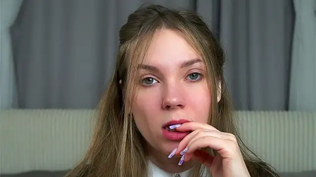 Snapshot of KarriBrownd chatting on 17, 11, 2025 KarriBrownd online show from 17, 11, 2025