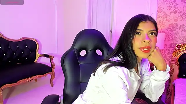 Snapshot of Lola_Pierce chatting on 12, 9, 2025 Lola Pierce online show from 12, 9, 2025