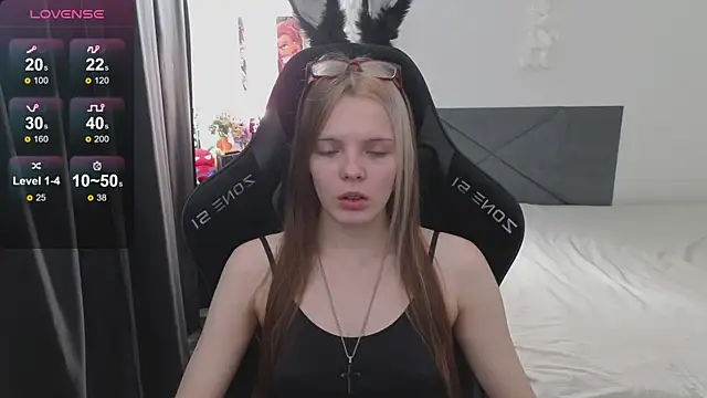 Snapshot of Luna_Navy chatting on 29, 9, 2025 Luna Navy online show from 29, 9, 2025