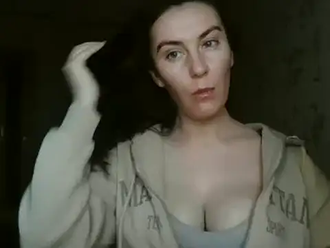 Snapshot of KatalinaQE chatting on 8, 10, 2025 KatalinaQE online show from 8, 10, 2025