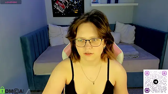 Nina Lunaa online show from 7, 10, 2025