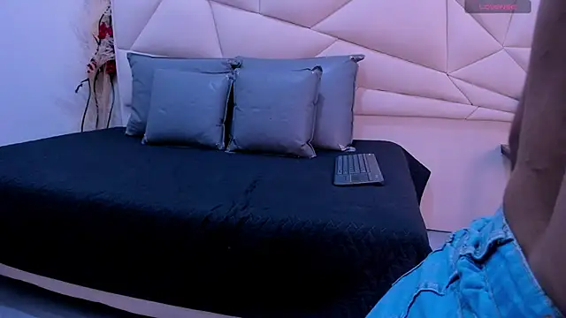 ValeriaJulio  online show from 13, 3, 2026