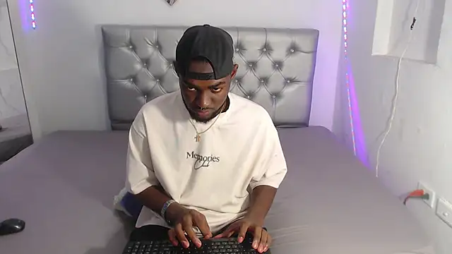 Snapshot of eebony_stallion chatting on 11, 11, 2025 eebony stallion online show from 11, 11, 2025