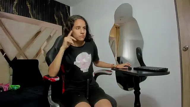 Snapshot of MiaCours chatting on 11, 10, 2025 MiaCours online show from 11, 10, 2025