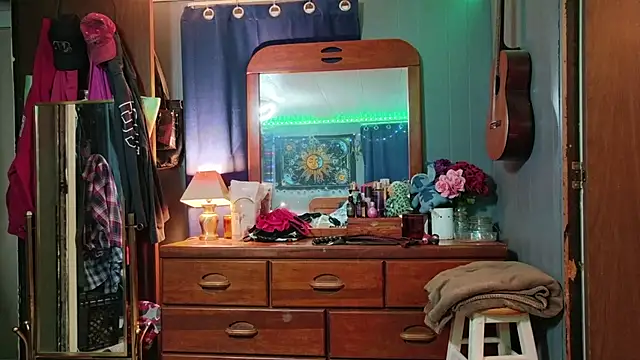 Snapshot of HotRedYeag chatting on 5, 2, 2026 HotRedYeag online show from 5, 2, 2026