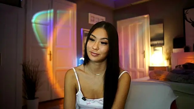 Snapshot of SyrenAsia chatting on 2, 10, 2025 SyrenAsia online show from 2, 10, 2025