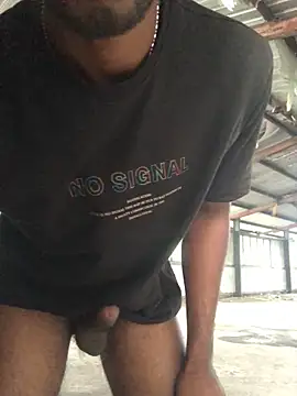 Snapshot of kavi1q1 chatting on 8, 11, 2025 kavi1q1 online show from 8, 11, 2025