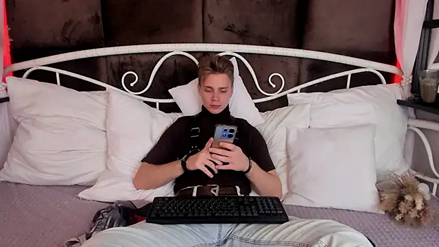 Snapshot of LawrenceMiles chatting on 11, 10, 2025 LawrenceMiles online show from 11, 10, 2025