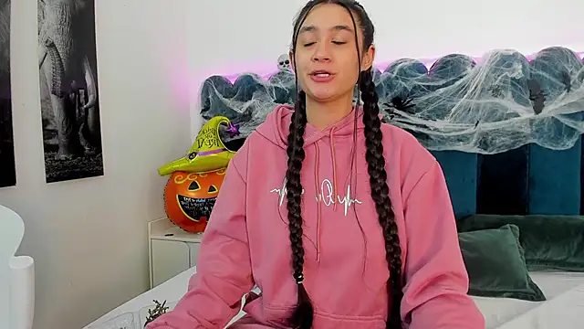 Snapshot of EmilyHanks_ chatting on 24, 10, 2025 EmilyHanks online show from 24, 10, 2025