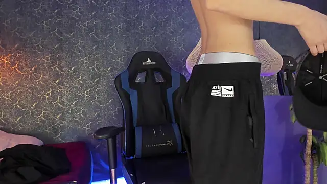 Snapshot of ArthurCox chatting on 16, 11, 2025 ArthurCox online show from 16, 11, 2025