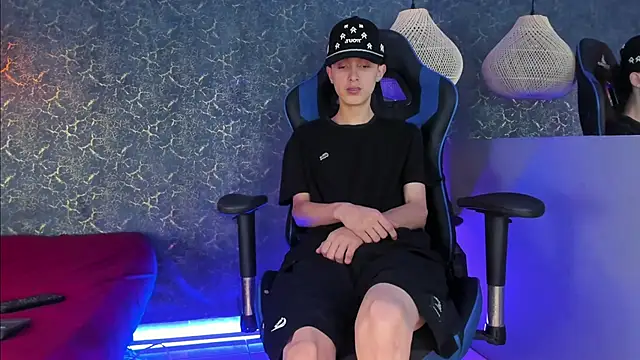 Snapshot of ArthurCox chatting on 18, 11, 2025 ArthurCox online show from 18, 11, 2025