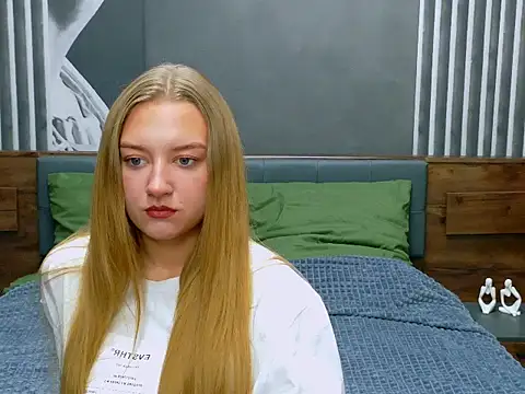 Snapshot of DarcyWilsy chatting on 14, 10, 2025 DarcyWilsy online show from 14, 10, 2025