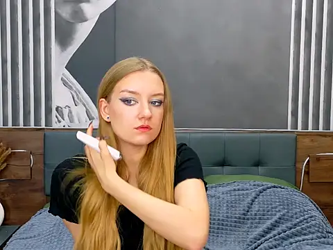 Snapshot of DarcyWilsy chatting on 12, 11, 2025 DarcyWilsy online show from 12, 11, 2025