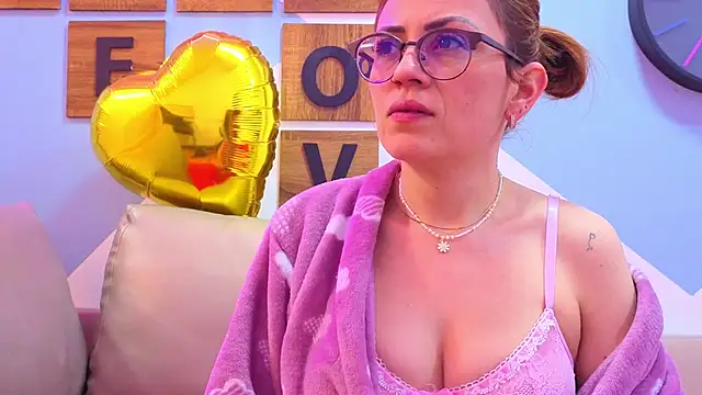 Victoria Fallon online show from 19, 11, 2025