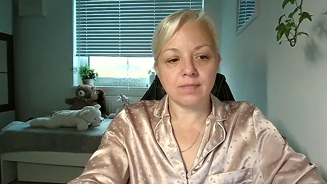 Linsy Kim online show from 15, 11, 2025