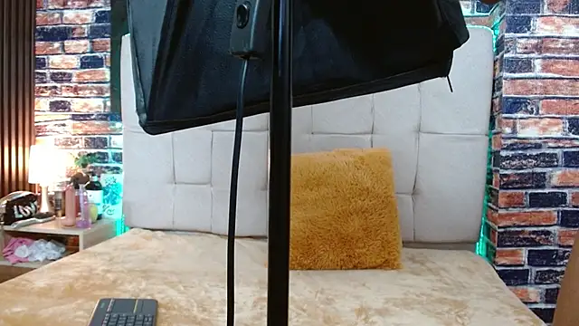 Snapshot of marilunabrown303av chatting on 28, 10, 2025 marilunabrown303av online show from 28, 10, 2025