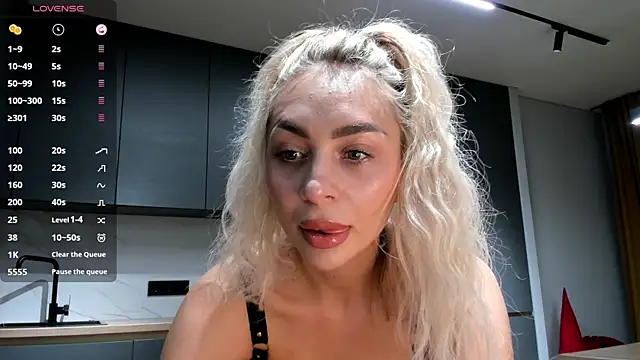 Snapshot of SaraShine_ chatting on 14, 12, 2025 SaraShine online show from 14, 12, 2025