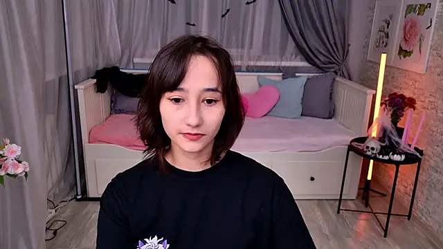 Snapshot of EmilySwonn chatting on 26, 10, 2025 EmilySwonn online show from 26, 10, 2025