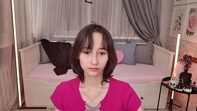 Snapshot of EmilySwonn chatting on 28, 10, 2025 EmilySwonn online show from 28, 10, 2025