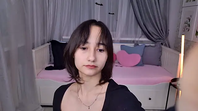 Snapshot of EmilySwonn chatting on 29, 10, 2025 EmilySwonn online show from 29, 10, 2025