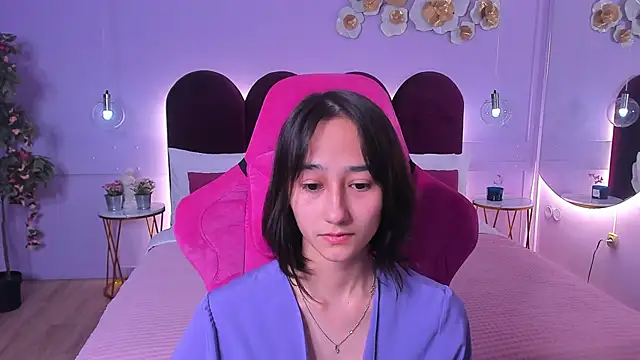 Snapshot of EmilySwonn chatting on 11, 11, 2025 EmilySwonn online show from 11, 11, 2025