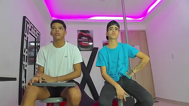 Snapshot of PRETTY_FEM chatting on 13, 10, 2025 PRETTY FEM online show from 13, 10, 2025