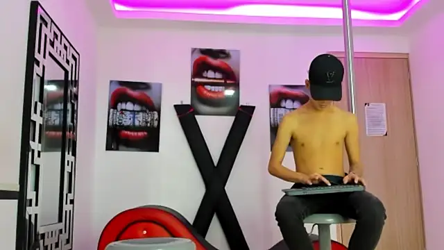 Snapshot of PRETTY_FEM chatting on 22, 10, 2025 PRETTY FEM online show from 22, 10, 2025