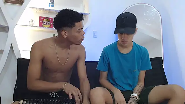 Snapshot of PRETTY_FEM chatting on 4, 11, 2025 PRETTY FEM online show from 4, 11, 2025