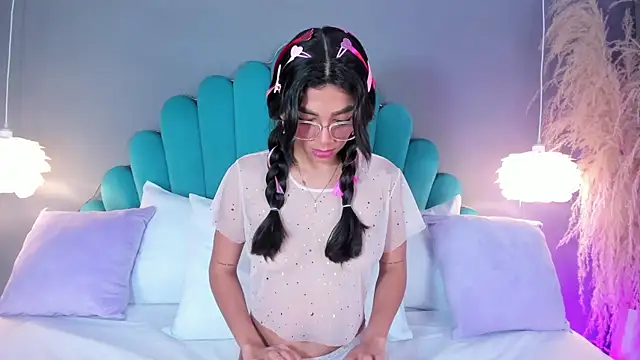 AlassiaHocthner online show from 9, 10, 2025