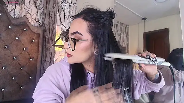 Zami Escobar of online show from 25, 11, 2025