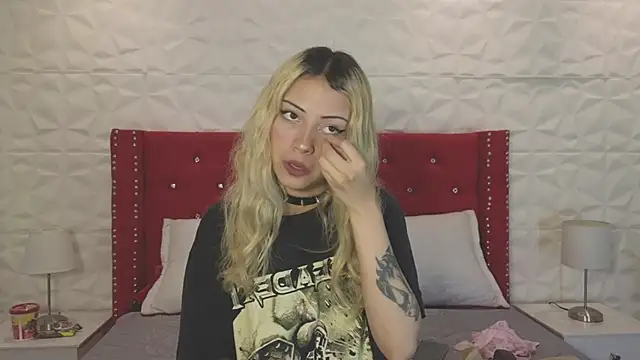 Snapshot of Lucy_n_pink chatting on 4, 10, 2025 Lucy n pink online show from 4, 10, 2025