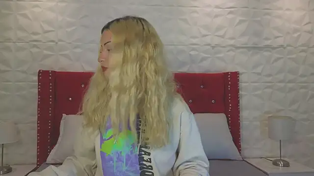 Snapshot of Lucy_n_pink chatting on 10, 10, 2025 Lucy n pink online show from 10, 10, 2025