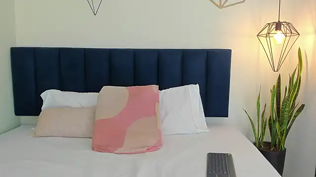 sophieturner mg online show from 1, 12, 2025