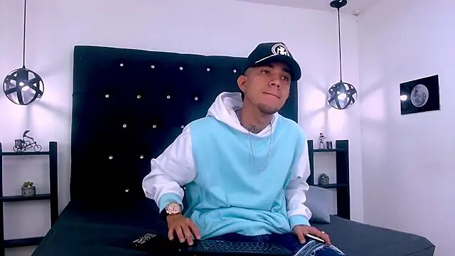 Snapshot of tattoos22 chatting on 17, 11, 2025 tattoos22 online show from 17, 11, 2025