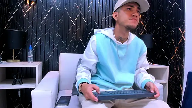 Snapshot of tattoos22 chatting on 24, 11, 2025 tattoos22 online show from 24, 11, 2025